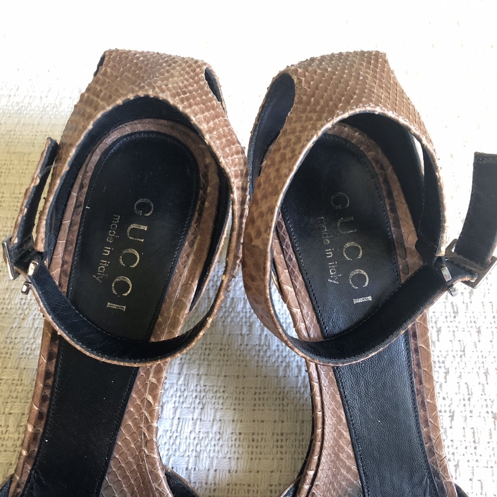 Gucci Pointed Ankle Strap Pumps 37C